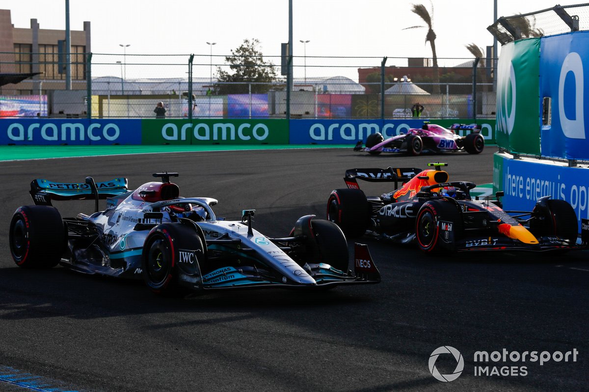 George Russell, Mercedes W13, Sergio Perez, Red Bull Racing RB18, Esteban Ocon, Alpine A522