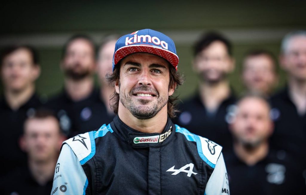 Fernando-Alonso-with-colleagues-in-background-planetF1-1024x655.jpg