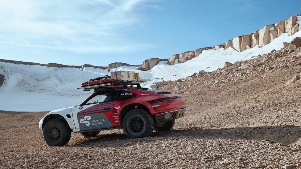 2 Porsche 911 volcano.jpg